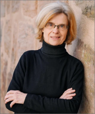 Porträt von Doris Bachinger, lächelnd