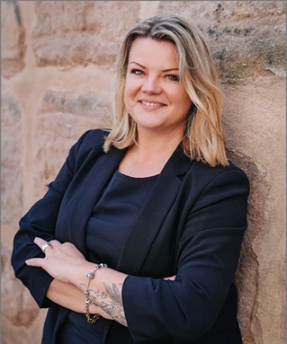 Porträt von Saskia Denner, lächelnd